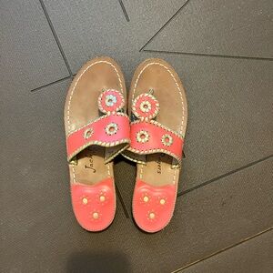 Jack Rogers Jacks Flat Sandal in coral/gold. Size 7
